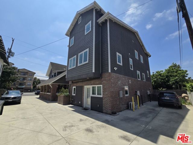 1257 W Adams Boulevard, Los Angeles CA: https://media.crmls.org/mediaz/3053f810-1183-4139-a249-8884bc854634.jpg