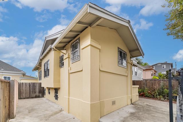 931 E 23Rd St, Oakland CA: https://media.crmls.org/mediaz/3053fb2e-90a8-457a-acc3-d2335a3c36d6.jpg