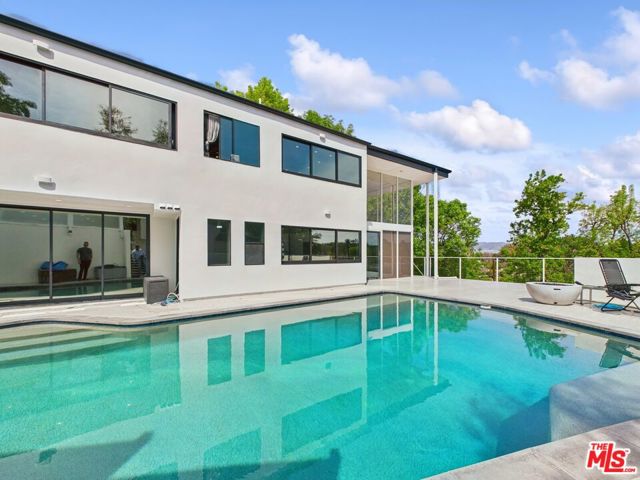 4942 Marmol Drive, Woodland Hills CA: https://media.crmls.org/mediaz/30549157-ebe7-4cb4-8eb4-213ab3fad19a.jpg
