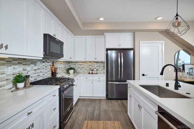 2921 Via Alta Pl, San Diego CA: https://media.crmls.org/mediaz/3054ab59-9886-46da-a7ac-9a0575d04fa1.jpg