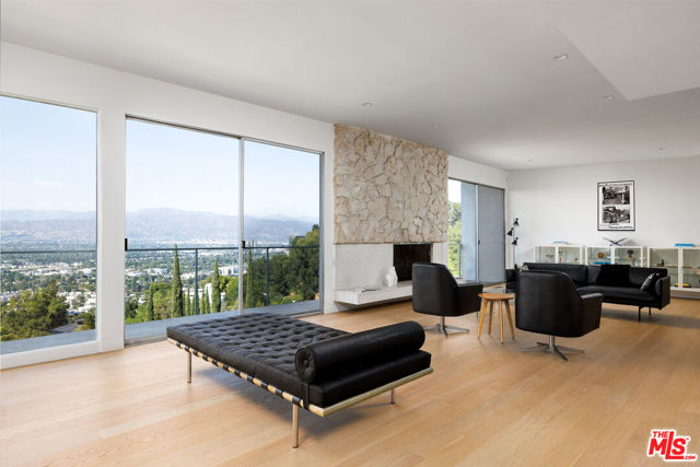 3268 Wrightwood Drive, Studio City CA: https://media.crmls.org/mediaz/3054ede3-6e27-48cc-861b-75eaf8d735a2.jpg