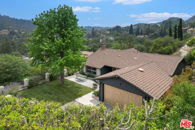 1741 Golf Club Drive, Glendale CA: https://media.crmls.org/mediaz/30562caa-1e24-4fab-8cb6-2929bef1424e.jpg