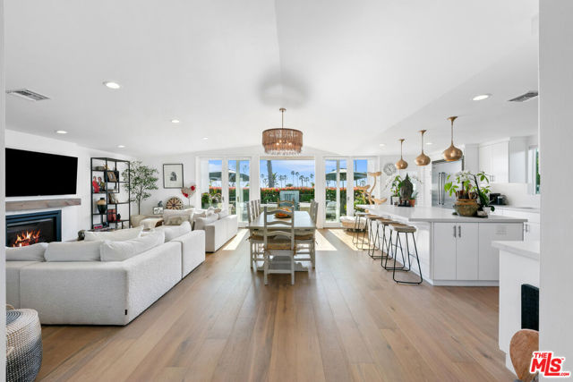 29500 Heathercliff Road, Malibu CA: https://media.crmls.org/mediaz/3056ef53-cee4-498d-b2c7-7fe6577f821b.jpg