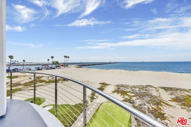 7019 E Seaside Walk, Long Beach CA: https://media.crmls.org/mediaz/30573bd4-409f-4c08-bf25-b2f613e7b1a6.jpg