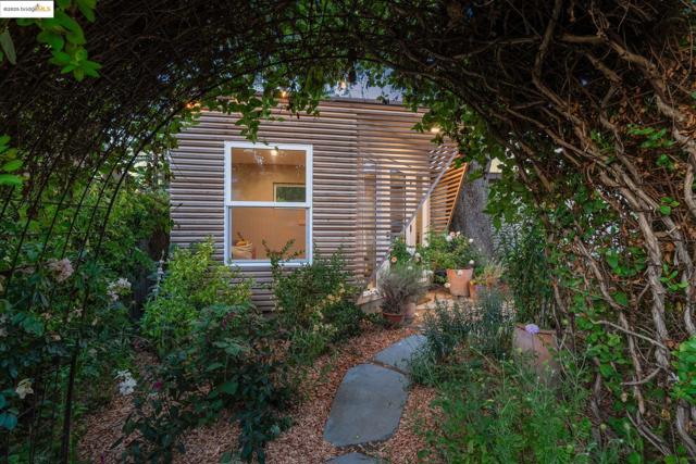 3701 Midvale Ave, Oakland CA: https://media.crmls.org/mediaz/3057d963-28d2-4ba2-8ce4-1876af959c79.jpg