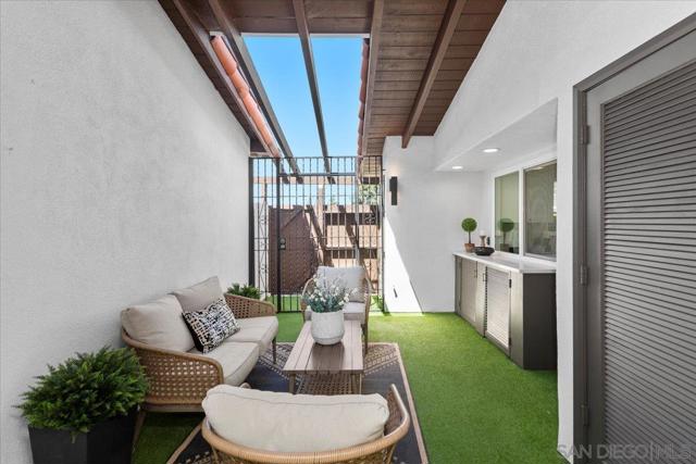 16566 Caminito Vencinos, San Diego CA: https://media.crmls.org/mediaz/305801b7-6558-4643-8c22-e396cb9e314e.jpg