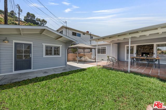 3228 Sagamore Way, Los Angeles CA: https://media.crmls.org/mediaz/3058113c-afbf-468e-95b2-68695088741f.jpg
