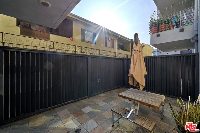 332 S Oxford Avenue, Los Angeles CA: https://media.crmls.org/mediaz/3058d274-3651-46a0-a9bf-ad0e1f5fba4c.jpg