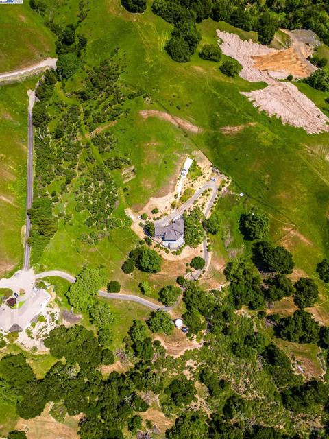 325 Bollinger Estates Ct, San Ramon CA: https://media.crmls.org/mediaz/30598be2-de3b-41a1-84f6-afcfbc9b0494.jpg