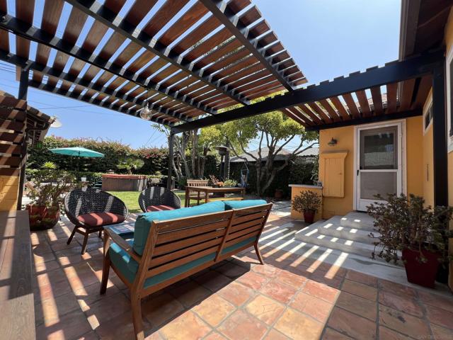 6677 W 88th St, Los Angeles CA: https://media.crmls.org/mediaz/3059a0c5-7abb-495d-adb7-cc49948f361b.jpg