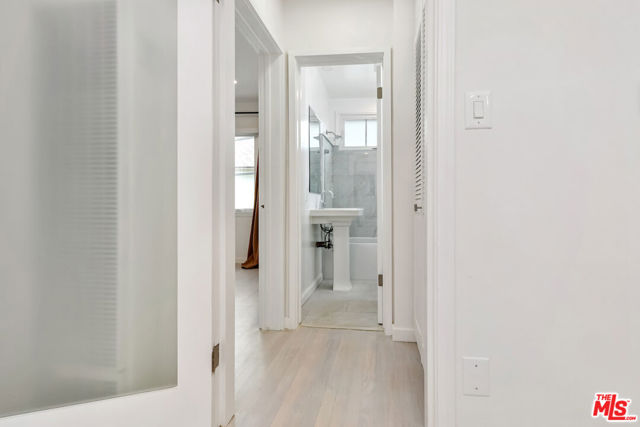 1032 19th Street, Santa Monica CA: https://media.crmls.org/mediaz/3059d7d5-47ed-41b7-9919-a60b3124da7f.jpg
