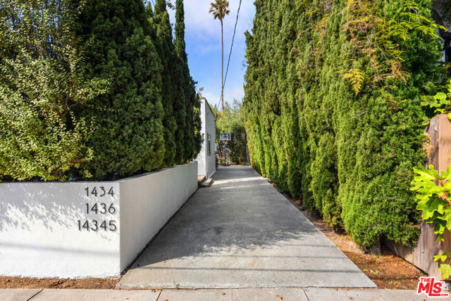 1434 24th Street, Santa Monica CA: https://media.crmls.org/mediaz/305a02c3-509a-438b-9537-dd29b6d29f5d.jpg