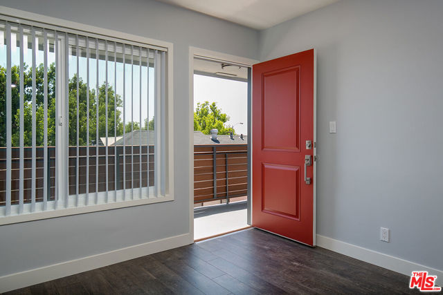 1136 SPAZIER Avenue, Glendale CA: https://media.crmls.org/mediaz/305cadff-cb3d-41dc-b4ec-f40c376a0e1c.jpg