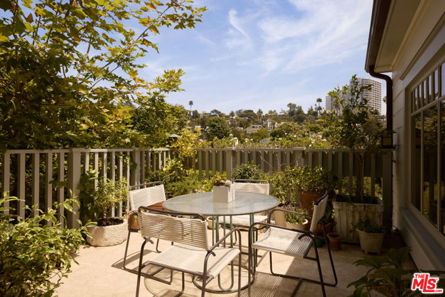 239 W Channel Road, Santa Monica CA: https://media.crmls.org/mediaz/305d598b-b58f-4702-9743-b443ca81e30c.jpg