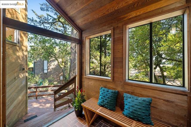 2112 Manzanita Dr, Oakland CA: https://media.crmls.org/mediaz/305ddddd-75ff-4778-8a0b-62bced630db8.jpg