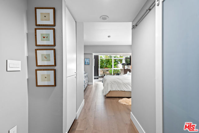 13600 Marina Pointe Drive, Marina del Rey CA: https://media.crmls.org/mediaz/305decbc-2a71-4f98-955c-011bec955d1b.jpg