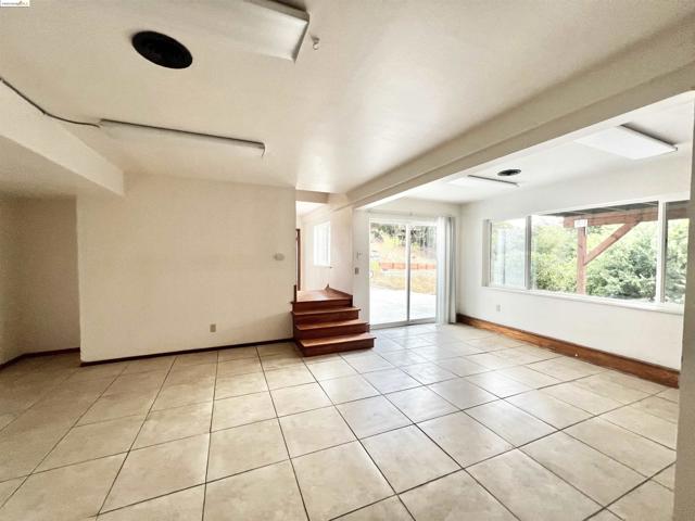 58 Pomona St, Crockett CA: https://media.crmls.org/mediaz/305e5d92-6046-4203-ab80-14136e0ea408.jpg