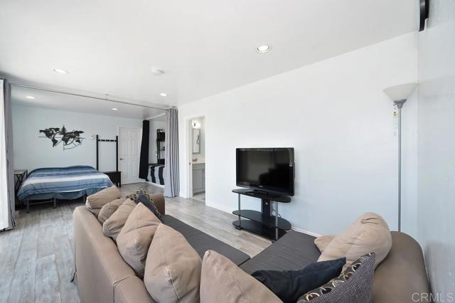 1656 Maria Avenue, Spring Valley CA: https://media.crmls.org/mediaz/305eaf18-270c-4558-b50f-671174335284.jpg
