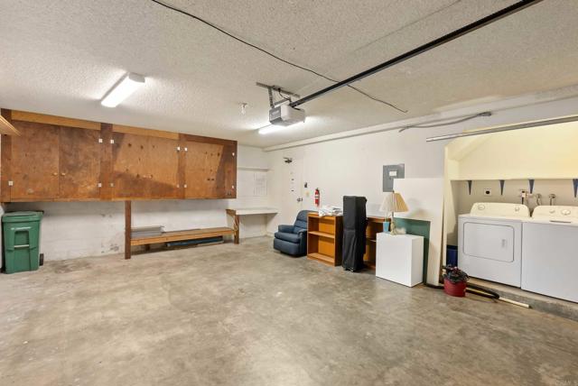 4535 Chateau Drive, San Diego CA: https://media.crmls.org/mediaz/305ffb69-3895-4988-a260-467eb898c58a.jpg