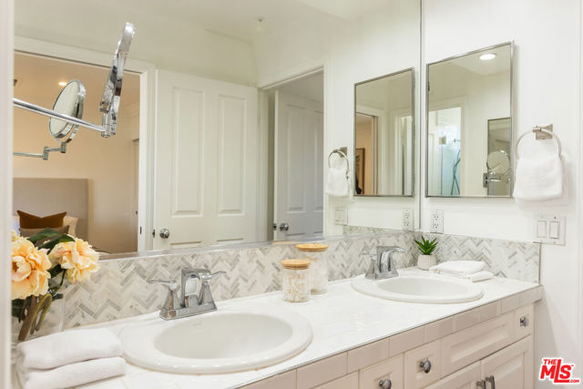 5985 Vista De La Luz, Woodland Hills CA: https://media.crmls.org/mediaz/306009a7-2634-403e-9879-6d0f137abc8e.jpg