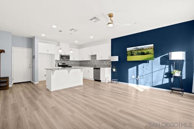 347 Sweet Pl, Fallbrook CA: https://media.crmls.org/mediaz/3061b812-98c6-4af3-8fe7-fa933181d9de.jpg