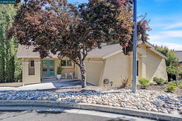 14 Saint Louis Ln, Pleasant Hill CA: https://media.crmls.org/mediaz/3061fb4a-36e4-4bf7-9a16-584374278257.jpg