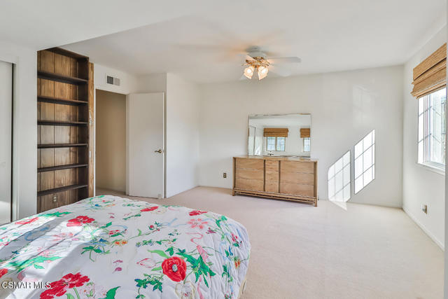 5260 Edgeware Drive, Calabasas CA: https://media.crmls.org/mediaz/3061fe7b-e6a6-40c7-9167-d69619cfe985.jpg