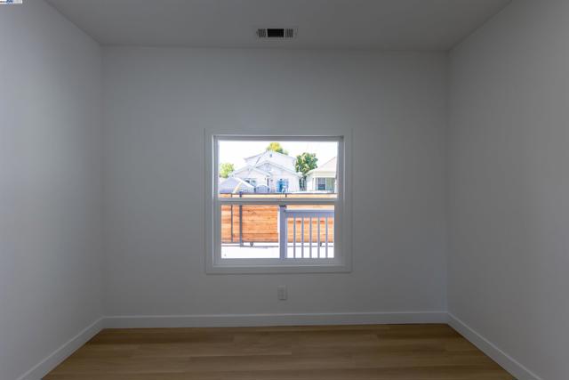 1276 64Th Ave, Oakland CA: https://media.crmls.org/mediaz/30626a4a-c52f-45c3-babb-4094f6be49ba.jpg