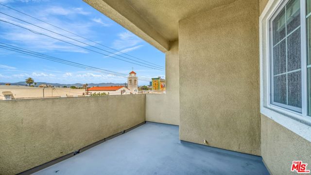 1408 W WASHINGTON Boulevard, Los Angeles CA: https://media.crmls.org/mediaz/306277e9-60a9-4144-9552-67961c9bb3b1.jpg