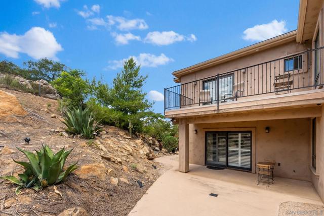 12443 Mirar De Valle, Valley Center CA: https://media.crmls.org/mediaz/3062c9cd-4611-418e-bad4-951450cc850d.jpg