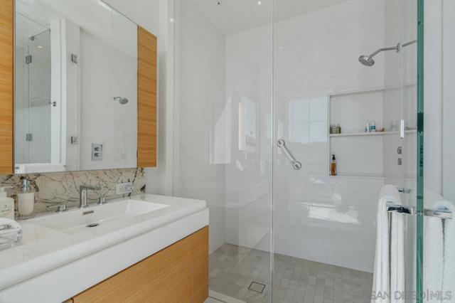 1020 Prospect St, La Jolla CA: https://media.crmls.org/mediaz/3062dbf0-a50b-459a-bde6-eb0ba792ed25.jpg