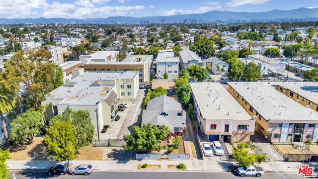 1215 W 39th Place, Los Angeles CA: https://media.crmls.org/mediaz/30653071-e5a5-4619-b371-69e4b00ff852.jpg