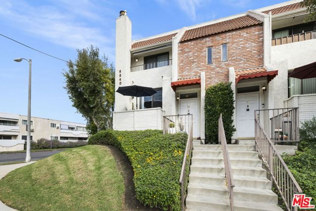 6540 Hayvenhurst Avenue, Lake Balboa CA: https://media.crmls.org/mediaz/30663c18-d740-48a0-91ad-b8b3b5b5f6fc.jpg