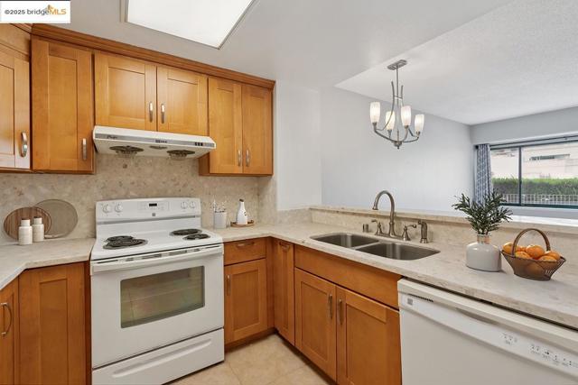 988 Franklin, Oakland CA: https://media.crmls.org/mediaz/30673af4-97a9-430f-b896-2429a9382aa0.jpg