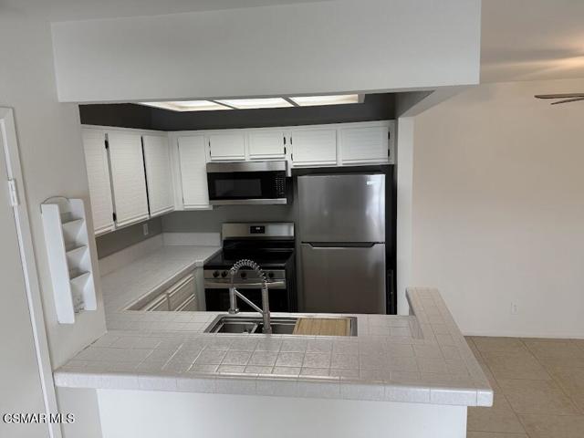 1190 Tivoli Lane, Simi Valley CA: https://media.crmls.org/mediaz/306789ec-a38d-4896-9c6f-14d5d413fb76.jpg