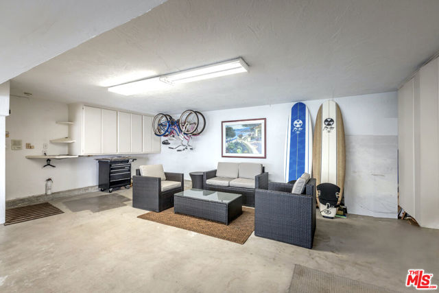 2407 Bayview Drive, Manhattan Beach CA: https://media.crmls.org/mediaz/306793d4-1ca5-4cc8-a6d8-29f9775bdf8d.jpg