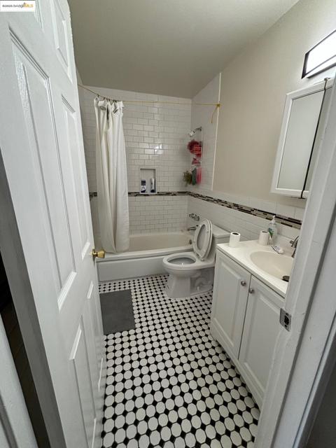 3020 35th Avenue, Oakland CA: https://media.crmls.org/mediaz/3067d34e-7dd4-4524-81bd-60ad91f57aa0.jpg