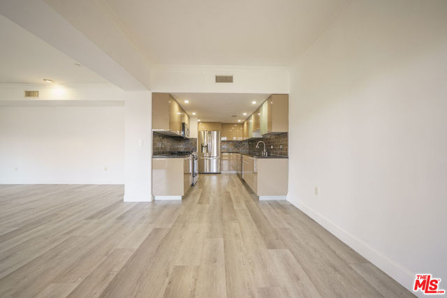 970 S St Andrews Place, Los Angeles CA: https://media.crmls.org/mediaz/30681522-4b46-4998-8569-16f737060b60.jpg