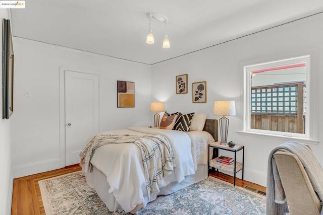 3671 38th Ave, Oakland CA: https://media.crmls.org/mediaz/3068abdb-5594-4881-b388-06f374d76b65.jpg