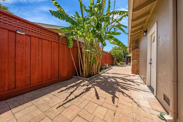 41917 Camino Santa Barbara, Fremont CA: https://media.crmls.org/mediaz/3068c633-376c-4a55-b572-d8d945d55dff.jpg