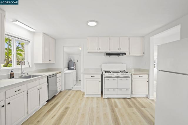 742 La Paloma Rd, El Sobrante CA: https://media.crmls.org/mediaz/30690529-bf22-46ae-b1c0-77d6057cdb1b.jpg