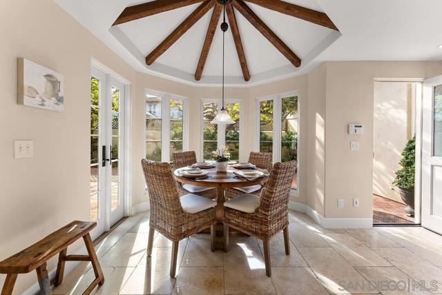 7725 Whitefield Pl, La Jolla CA: https://media.crmls.org/mediaz/3069114f-6e61-4c8d-8567-a6f84acc283c.jpg