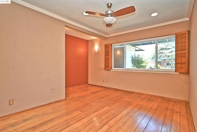 44 Oak Hill Cir, Oakland CA: https://media.crmls.org/mediaz/30693a31-8c51-44af-b56f-dfe2a0a6febc.jpg
