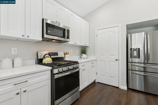 868 Clifton Way, Vacaville CA: https://media.crmls.org/mediaz/3069b760-0815-4e81-8fe1-09d8711034c7.jpg