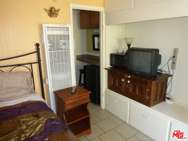 1923 19TH Street, Santa Monica CA: https://media.crmls.org/mediaz/3069f820-6b7b-42cd-9e52-171600ab20ac.jpg