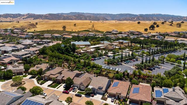 1627 Healing Rock Ct, Brentwood CA: https://media.crmls.org/mediaz/3069f955-40d6-4871-a3e8-748ab710c7be.jpg