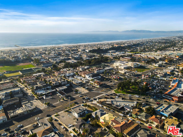 830 10Th Street, Hermosa Beach, California 90254, 4 Bedrooms Bedrooms, ,1 BathroomBathrooms,Residential,Sold,10Th,21784776