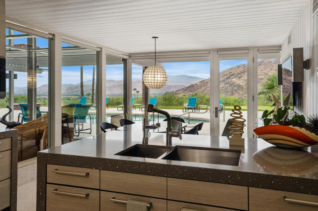 855 W Coronado Avenue, Palm Springs, CA 92262