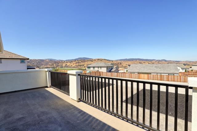 172 Vienna Way, Hollister CA: https://media.crmls.org/mediaz/306aab68-0ad5-4bdf-a541-76490d482332.jpg