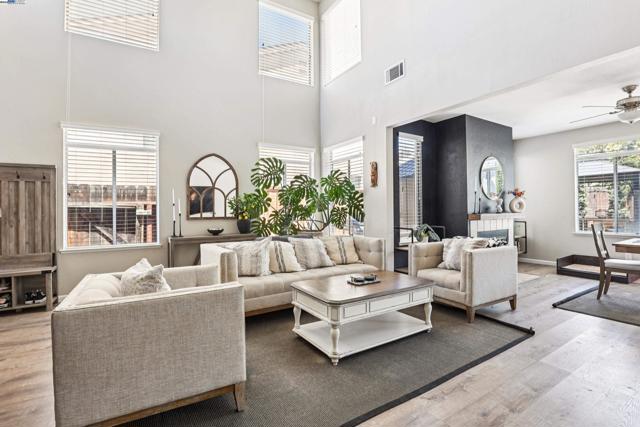 2084 Springbrook Ct, Oakley CA: https://media.crmls.org/mediaz/306bb9b5-1e10-47ab-8747-99575c24bb21.jpg